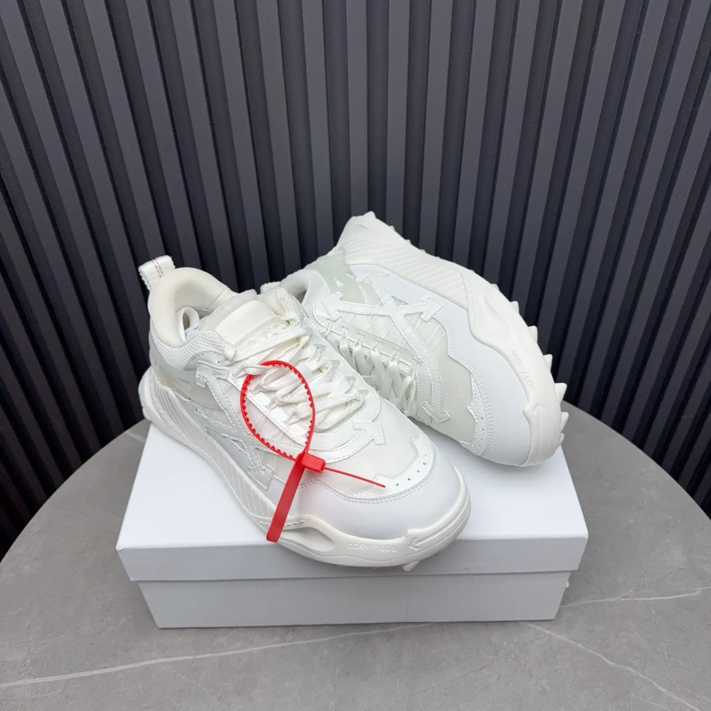 【OFF WHITE】P: 680💰Couple model, Size: Female 35-40; Male 39-44 (customized at 45.46) 2025SS trendy brand OFF WHITE classic popular model, combined outsole, official website original 1:1 developed top-level copy, ️Selected imported high-mercerized matte cowhide splicing breathable mesh ✔️Breathable lining, breathable and comfortable, simple and personalized design, official website rubber outsole.